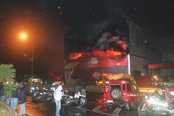 Los bomberos trabajan en el lugar del accidente