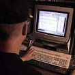 Detienen a hacker que rob 18 millones de dlares desde internet
