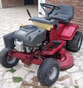 Mini tractor cortacsped. 