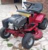 Mini tractor cortacsped. 