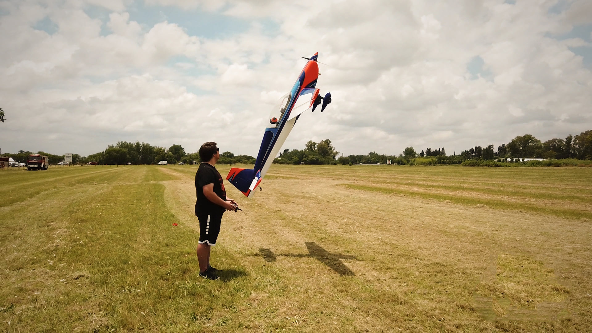 Federico Cereseto volando un aviÃÂÃÂ³n de aeromodelismo