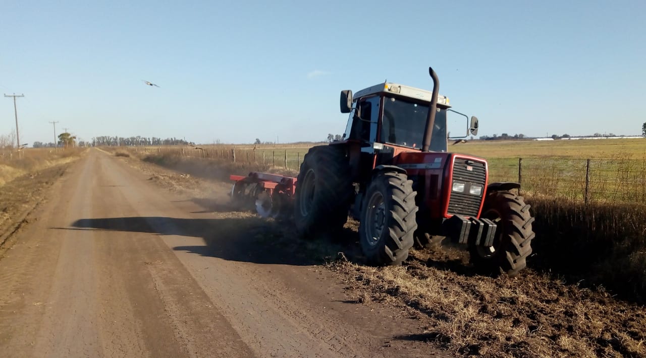 Trabajos de mantenimiento en los caminos de Urquiza