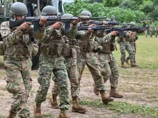 Petri despliega militares en las fronteras para reforzar la vigilancia