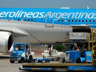 Un avin de Aerolneas perdi un neumtico al aterrizar
