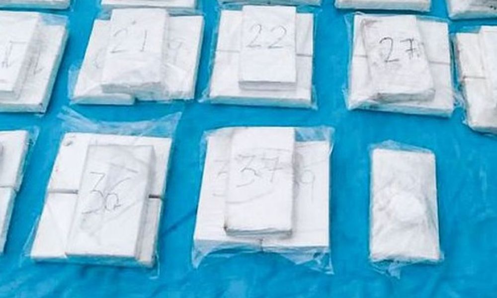 Arrojan unos 130 kilos de cocaína desde un avión