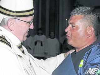 Un adis entre lgrimas: El cartonero amigo del Papa viaj al Vaticano para despedirlo