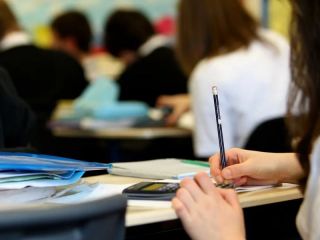Aumento docente con polémica: La FEB va al paro pese al acuerdo mayoritario