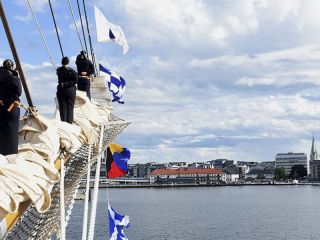 La Fragata Libertad hizo historia en Noruega: primera vez en el puerto de Kristiansand