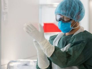 Los contagios de Covid-19 cayeron de 22% a 7.8% entre el personal sanitario
