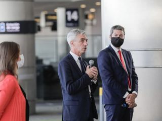 Se reanudan los vuelos regulares de pasajeros, micros y trenes de larga distancia