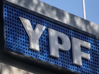 Combustibles en la mira: YPF frena aumentos para contener el impacto en la inflación