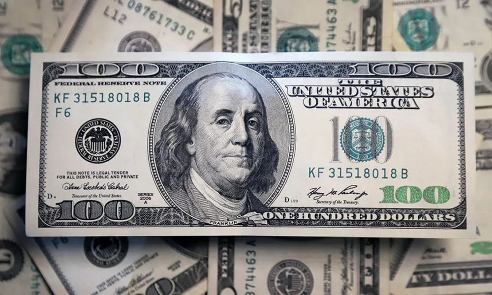 El dólar bajó tras el debate del DNU