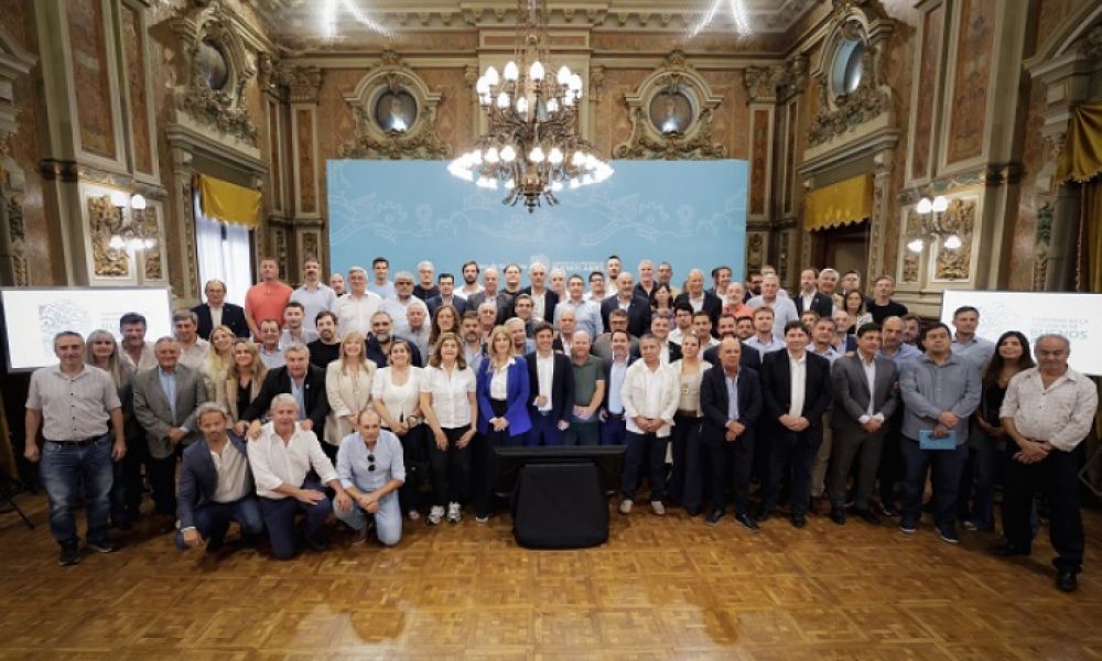 Axel Kicillof junto a intendentes en La Plata