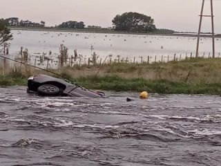 Tragedia en el canal Pieyro: Hallaron los tres cuerpos y extrajeron la camioneta