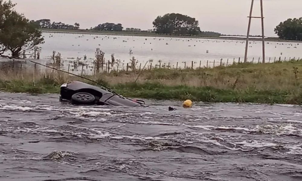 Hallaron los tres cuerpos y extrajeron la camioneta
