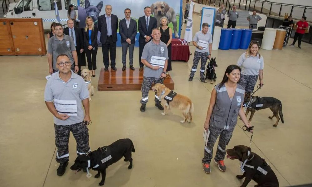 Aduana graduó a seis de sus perros