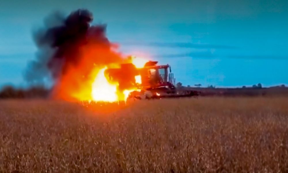 Incendio devora una cosechadora en Mariano Benítez