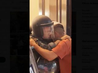 El abrazo que conmovi� a Arrecifes: Una denuncia, un padre quebrado y un reclamo de justicia