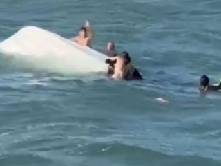 Susto en Punta del Este: Rescatan a una familia argentina tras el vuelco de una lancha