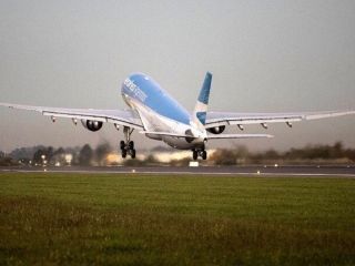Parti� a la madrugada el d�cimo vuelo de Aerol�neas Argentinas para traer m�s vacunas desde Mosc�