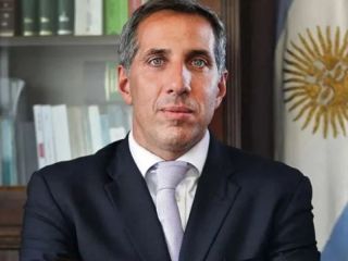 Ahora van por el departamento donde está detenida Cristina