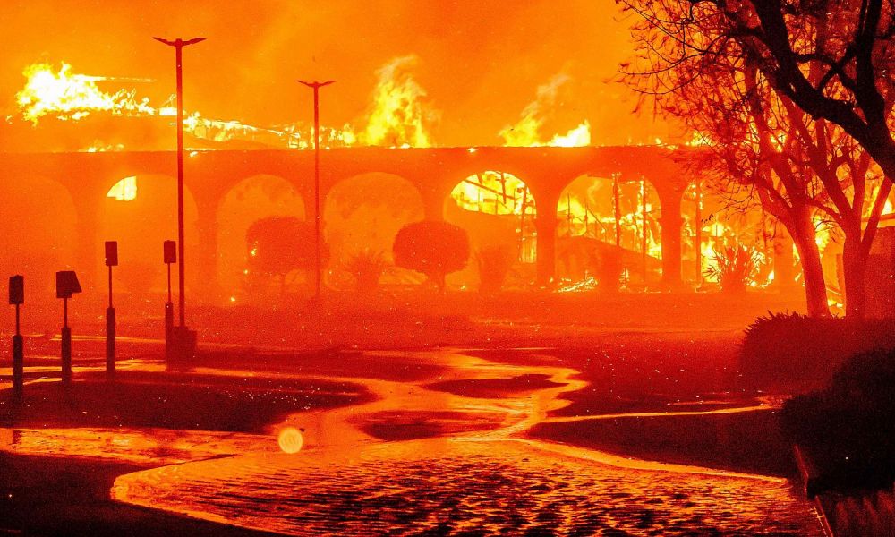 Incendios forestales arrasan Los Ángeles