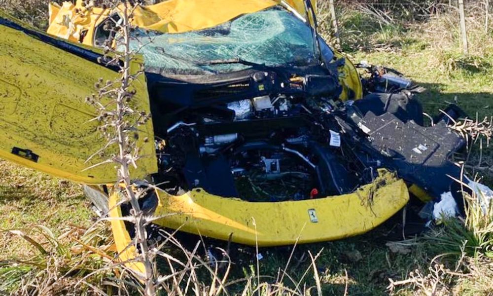 Ferrari amarilla despistó en la Ruta 16 y quedó destruida