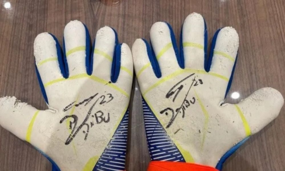 Subastaron los guantes del «Dibu» Martínez en 45.000 dólares