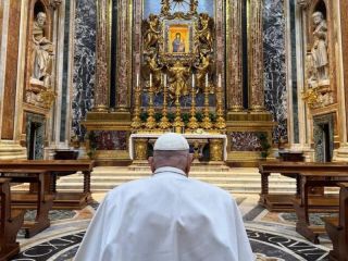 Francisco descansa junto a la Virgen: Roma despidi al Papa del pueblo