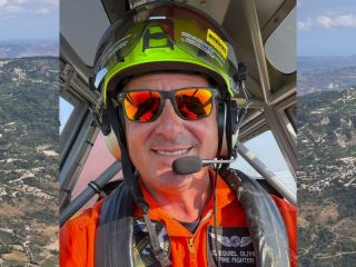 El piloto argentino que recibió un mail mientras viajaba por la Ruta 8 y terminó combatiendo incendios en Chipre