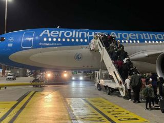 Emotivo regreso: Primer vuelo de repatriados de Israel aterriza en Argentina