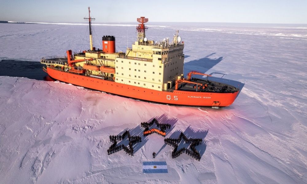 Tripulantes del Irízar dibujaron tres estrellas en el hielo