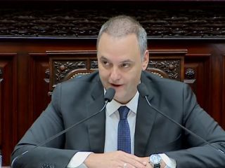 Adorni desafía a la oposición y descarta renunciar en medio de fuertes cruces en el Congreso