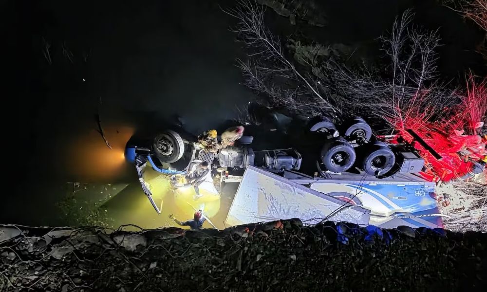 Un joven perdió la vida al caer con su camión al río