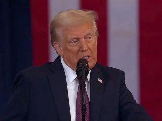 Trump comienza su segundo mandato con medidas controversiales y divisivas