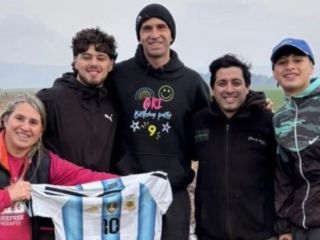 Dibu Martínez quedó atrapado en el barro durante sus vacaciones y un hincha terminó viviendo una historia inolvidable