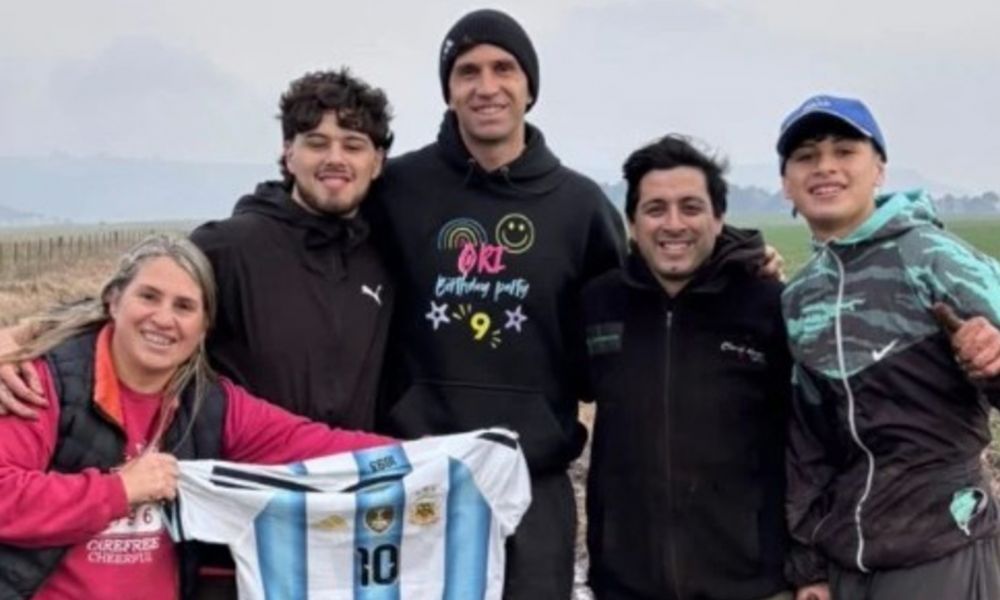 Dibu Martínez quedó atrapado en el barro