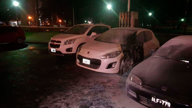 Prendieron fuego autos frente al Ministerio de Seguridad bonaerense