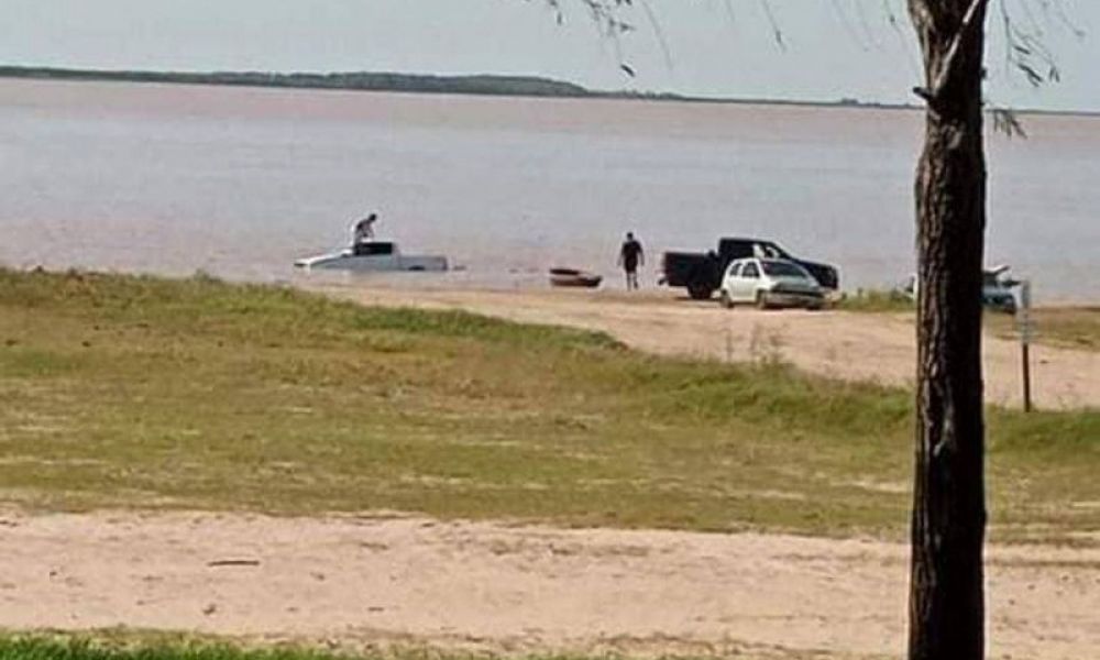 Una camioneta terminó en el río Paraná