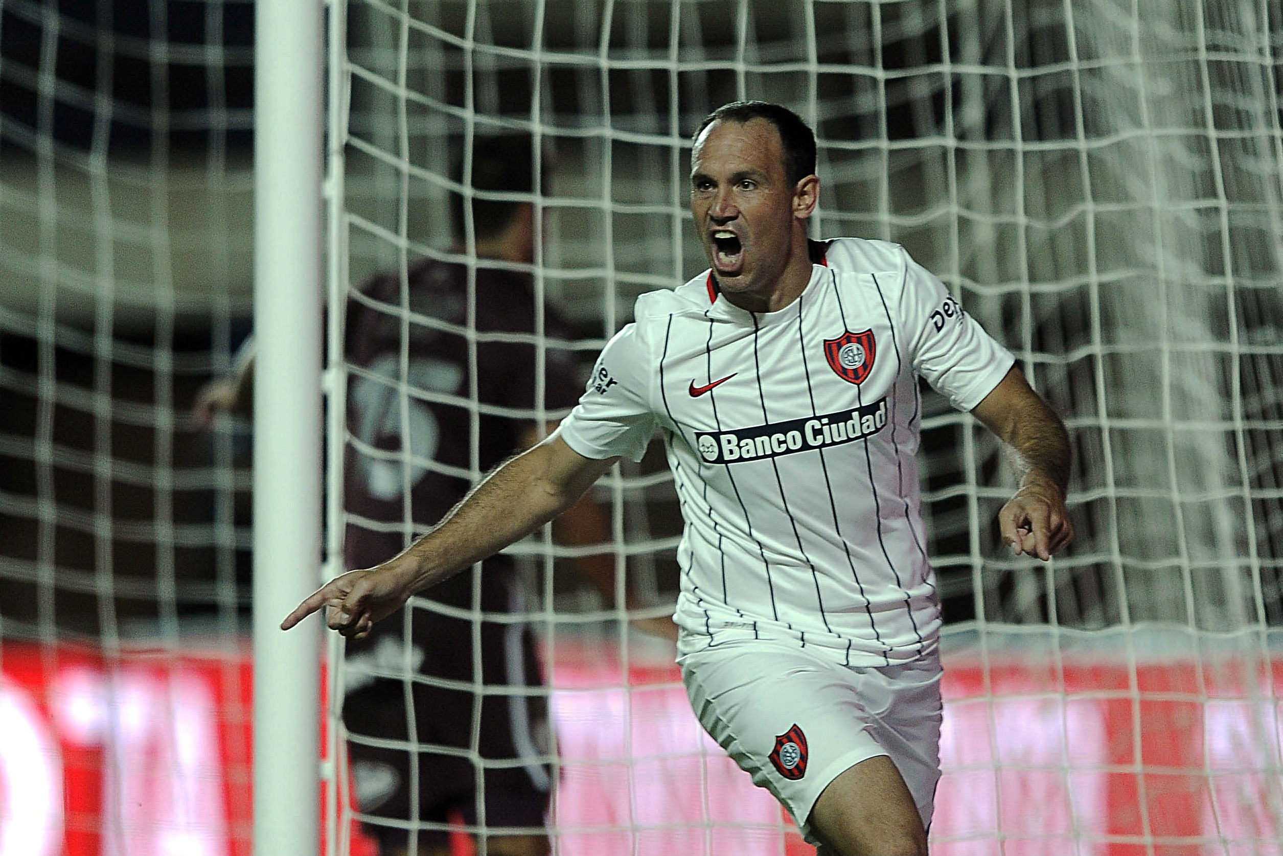 Mauro Matos festeja el gol de San Lorenzo