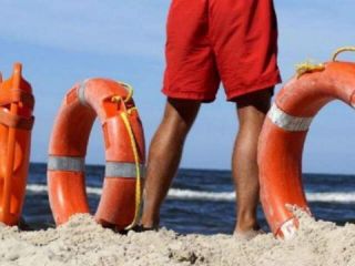 Hroes en Mar Chiquita: Guardavidas fuera de servicio realizan pico rescate