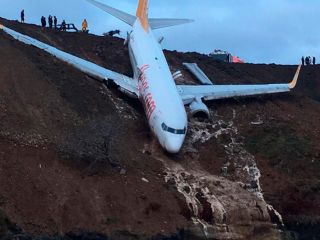Aterrizaje de emergencia a punto de caer en un acantilado