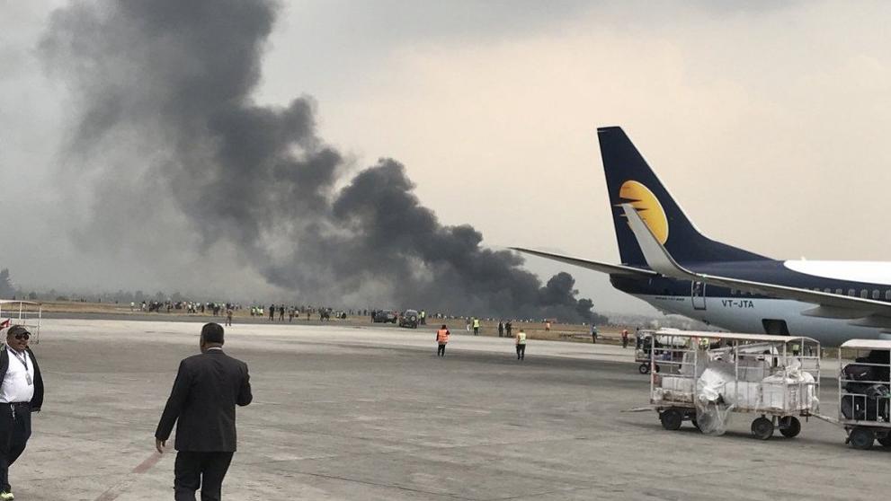 Se estrella un avión al aterrizar en Katmandú