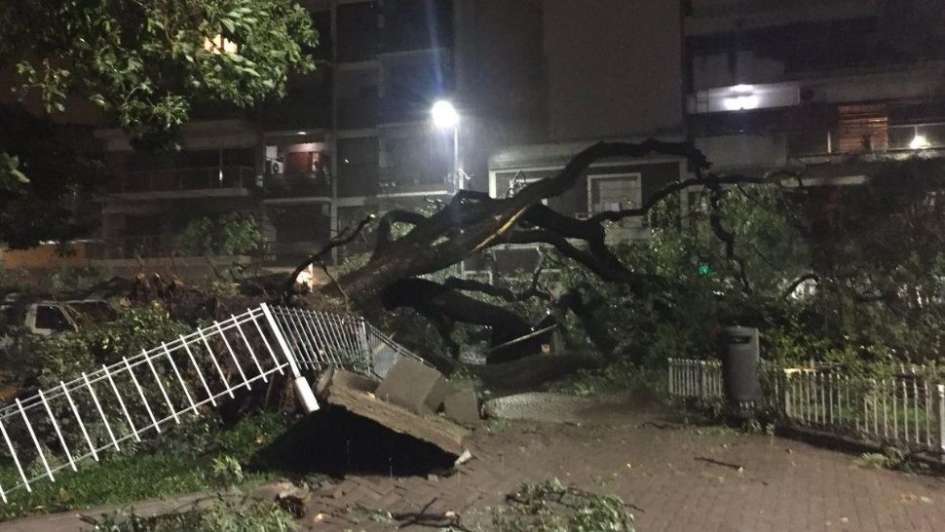 Dos muertos, una escuela derrumbada y voladuras de techos causó el temporal