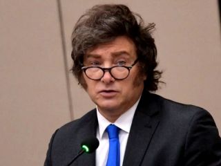 El riesgo país cayó a 430 puntos y el dólar oficial cerró julio con la menor suba de los últimos cuatro meses