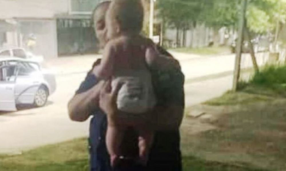 Una mujer policía le salva la vida a una bebé
