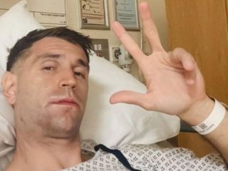El Dibu Martínez llevó tranquilidad desde el hospital, pero la lesión lo alejaría de la Selección Argentina