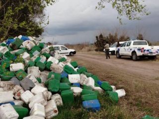 Vedia: Hallan 1700 envases de agroqu�micos desechados en cercan�a de una escuela