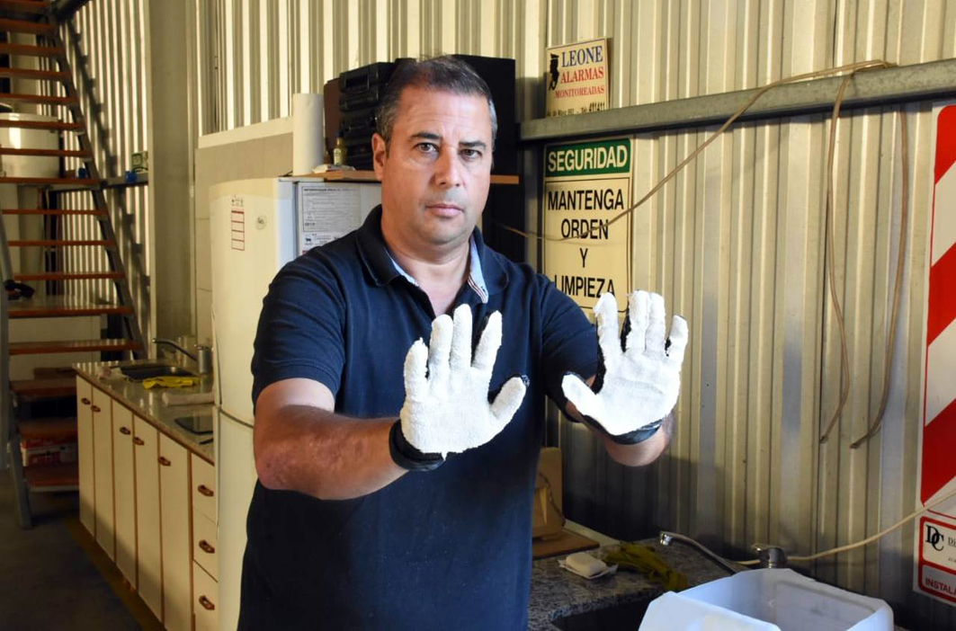 Pergamino: Se fabricaron más de 800 guantes que protegen y desinfectan al mismo tiempo