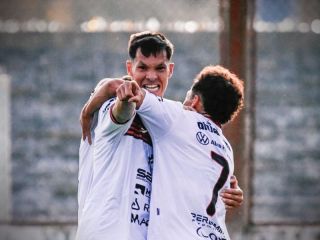Douglas Haig reaccionó a tiempo, goleó y se escapa en la cima del Federal A
